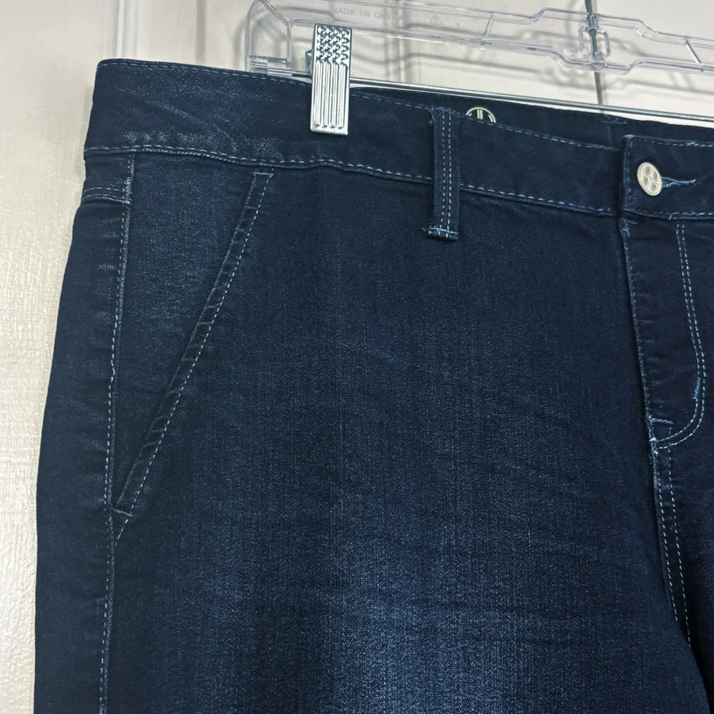Hot in Hollywood Dark Denim Malibu Knee Grazer Pull-On Shorts 1X